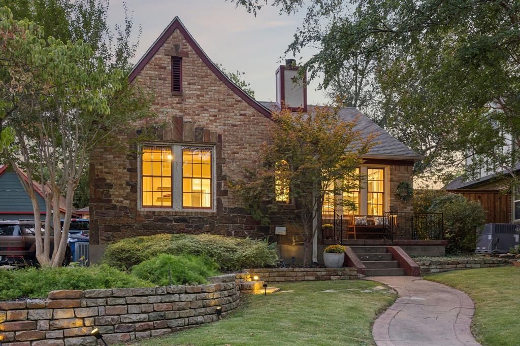 1027 Sarasota Circle, Dallas