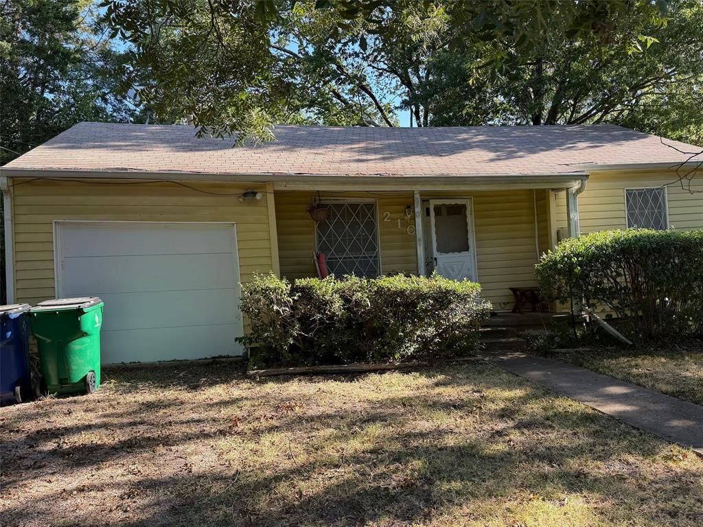 210 Almond Street, Waxahachie