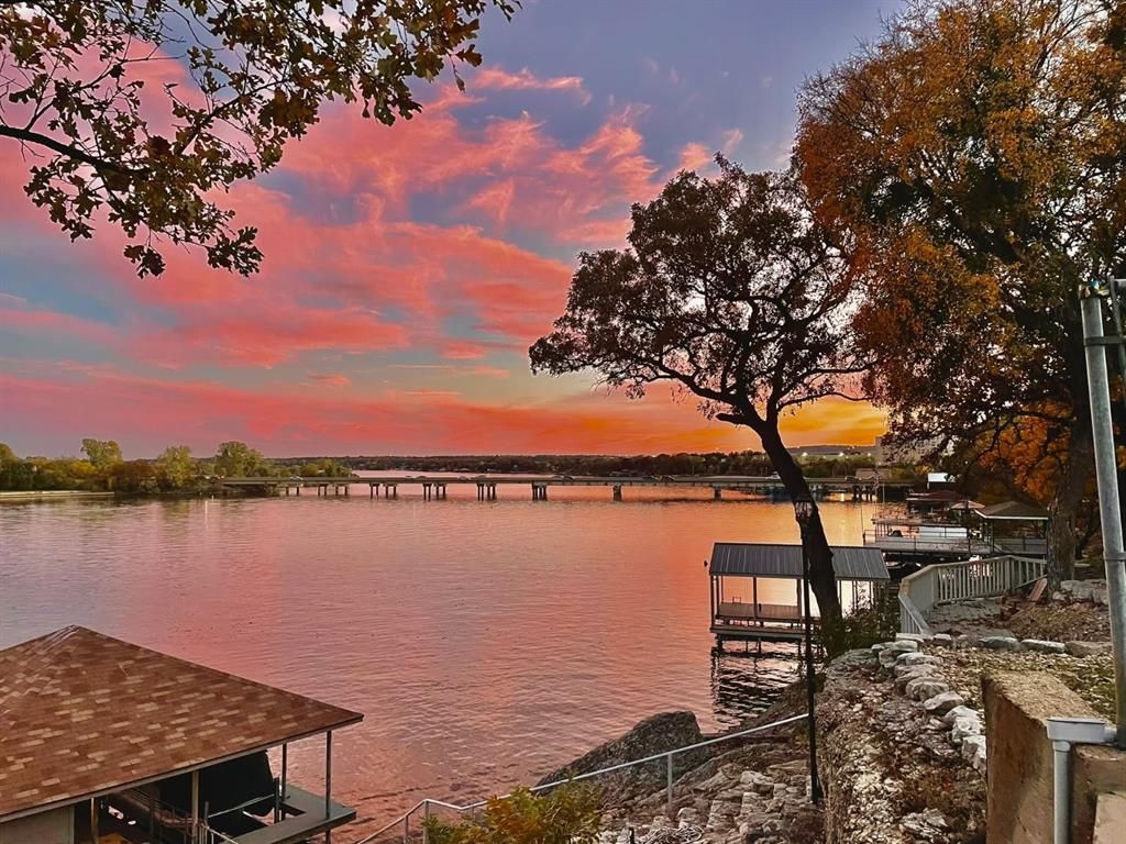 400 W Atchley Drive, Granbury