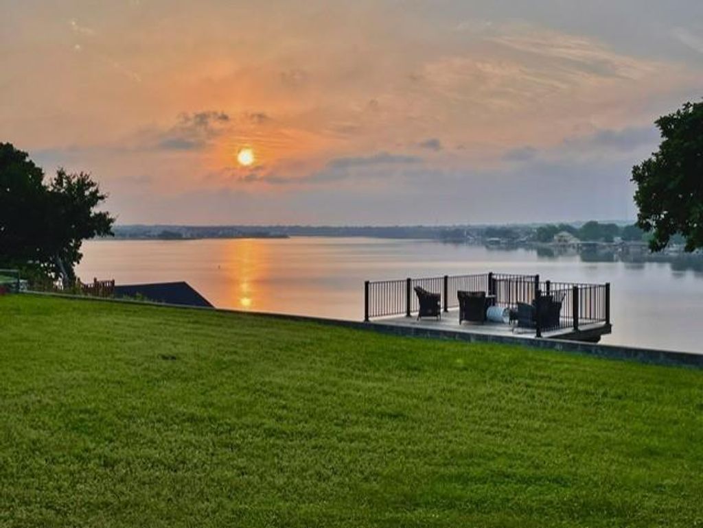 400 W Atchley Drive, Granbury