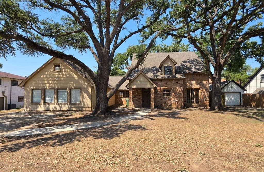 813 Chaparral Court, Bedford