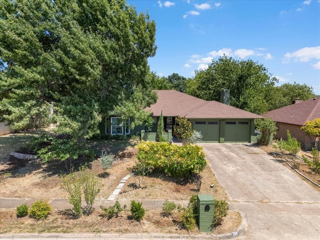 208 Pebblestone Drive, Benbrook