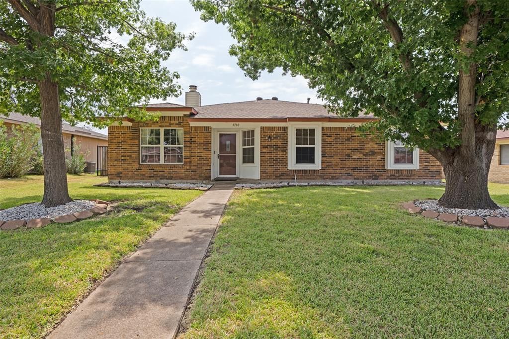 1730 Glencairn Lane, Lewisville