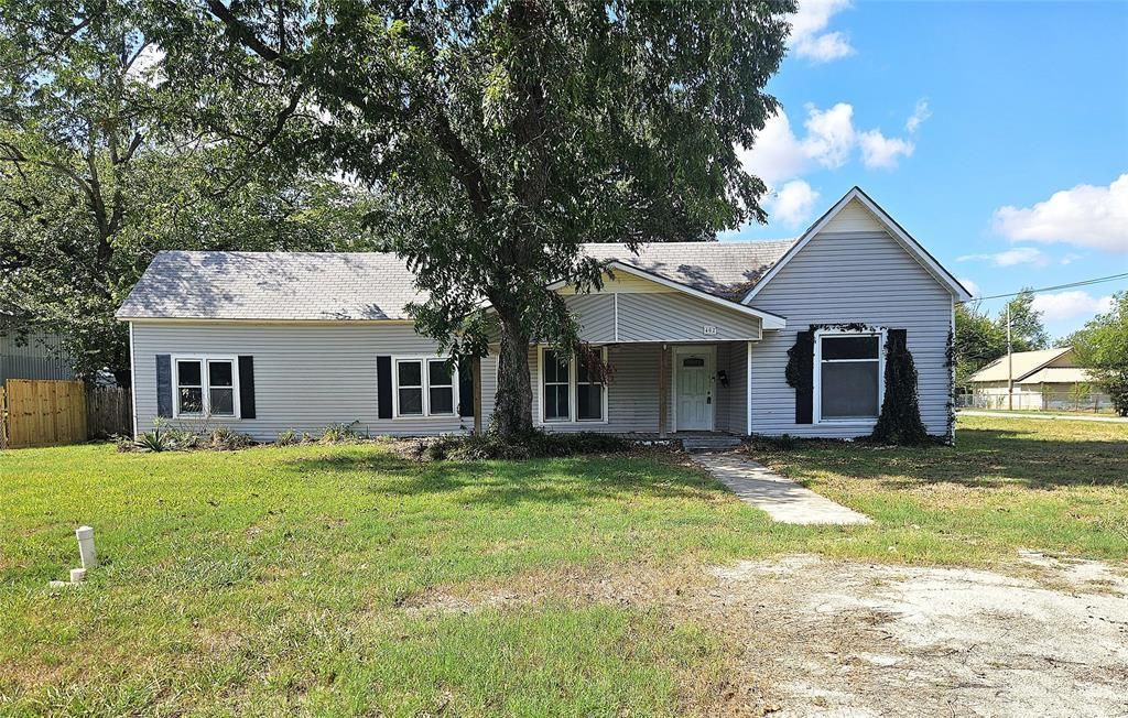 402 E State Street, Groesbeck