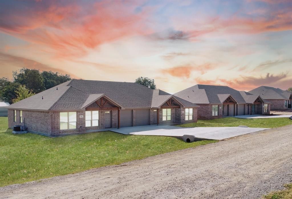 101 Lone Star Road, Poolville