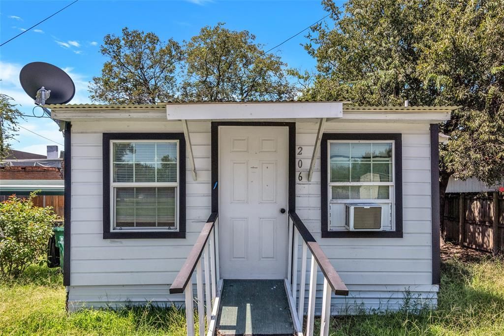 107 E 11th, Kemp