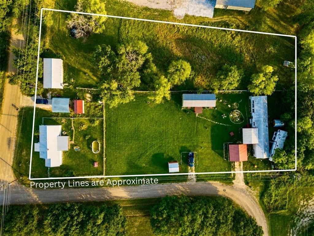 112 Woodlake Lane, Axtell