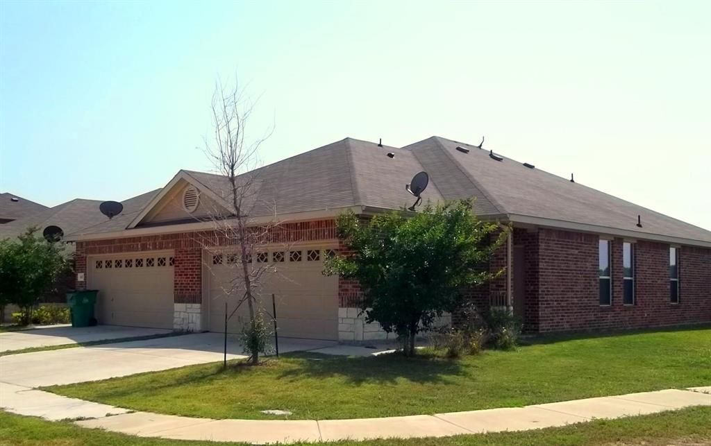 345-347 Schirra Court, Lavon