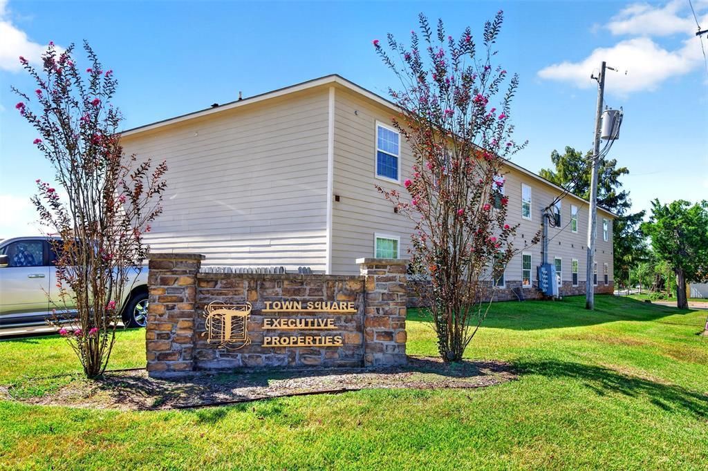 403 Nacogdoches Street, Center