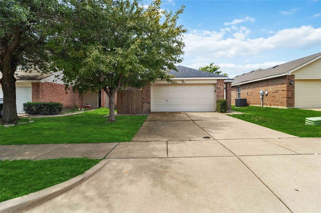 6717 Waterhill Lane, Fort Worth