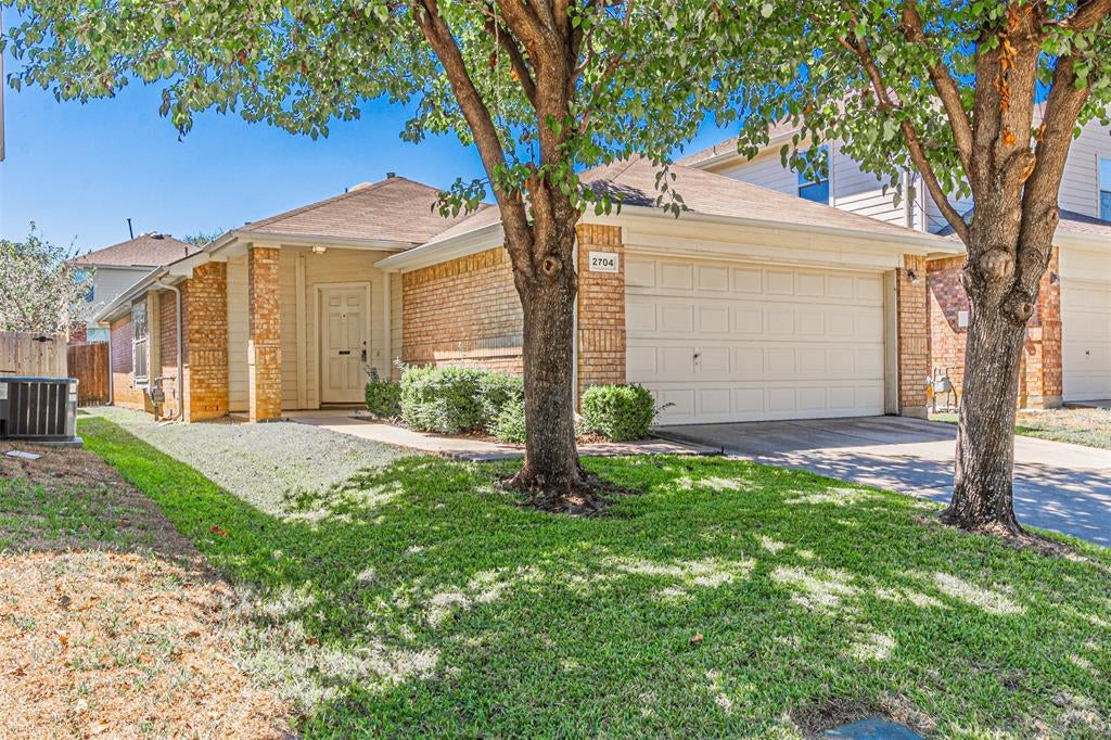 2704 Mountain Lion Drive, Fort Worth