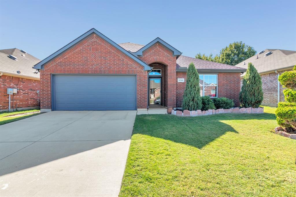5744 Moon Flower Court, Fort Worth