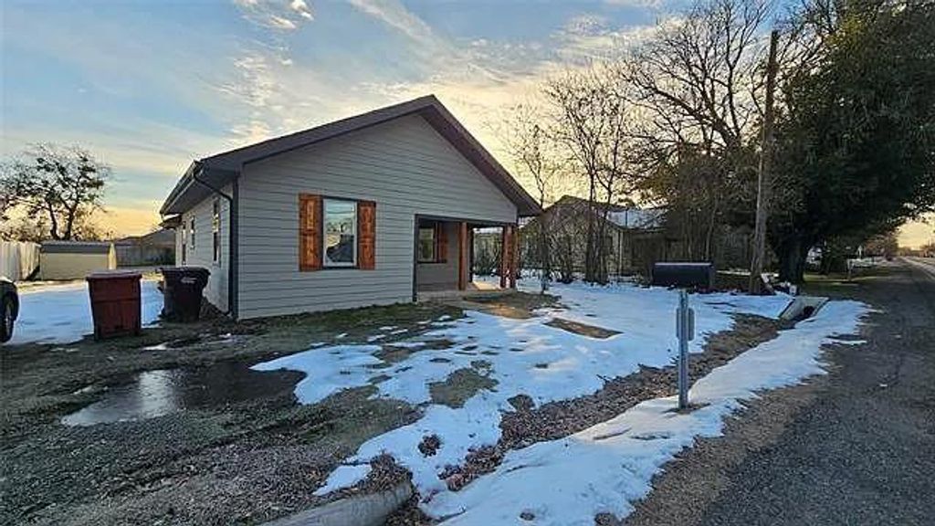 706 N Main Street, Ector
