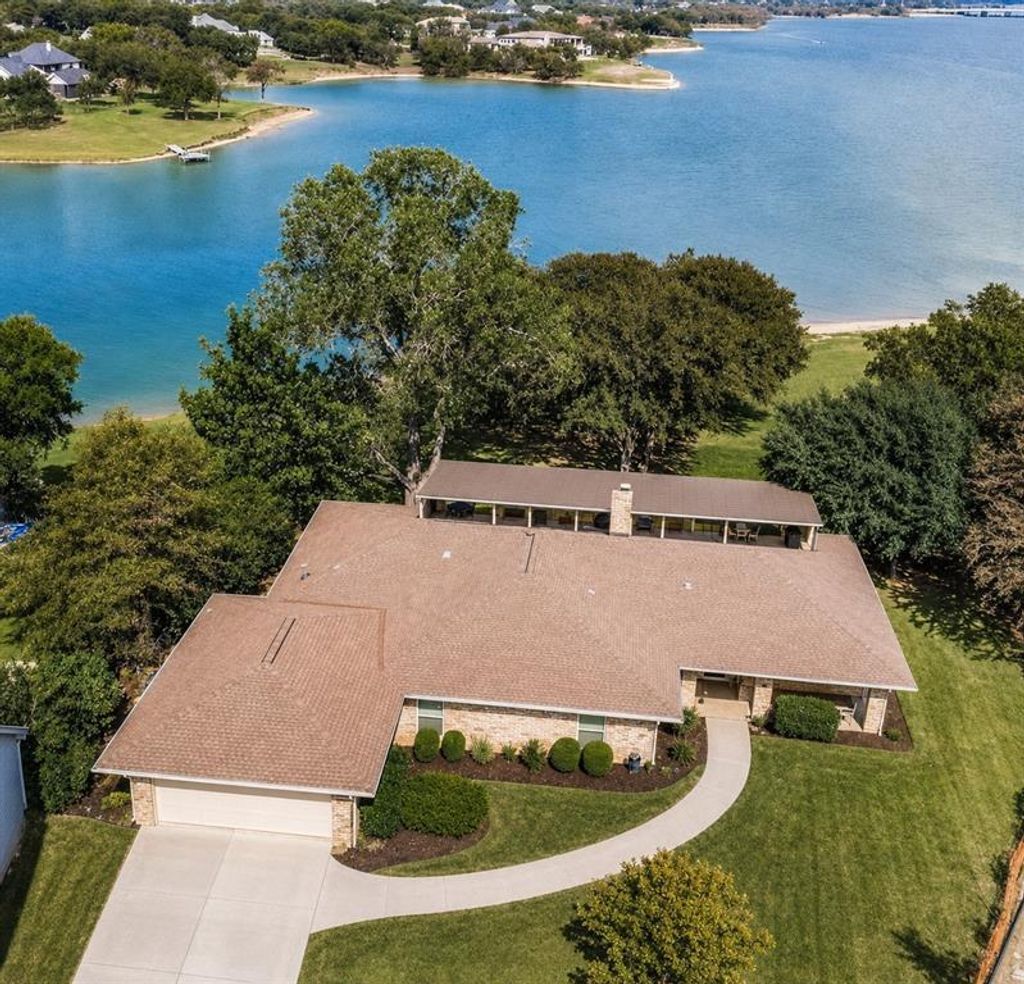 465 Peninsula Drive, Lakewood Village