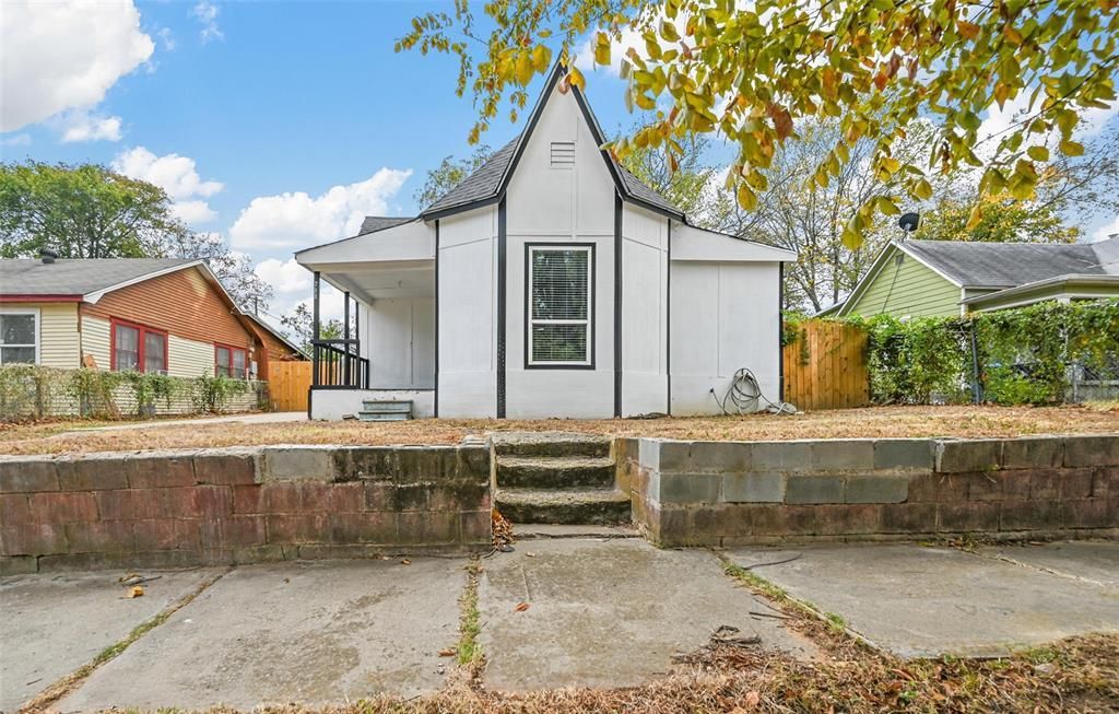 708 W Day Street, Denison