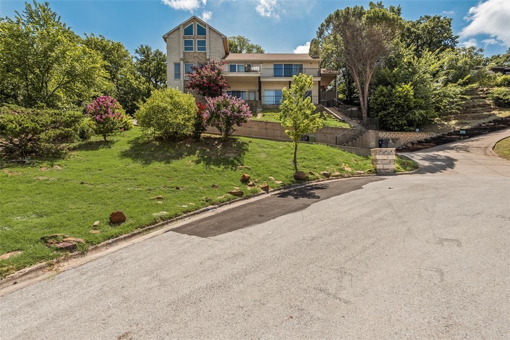 1803 Old Oak, Arlington