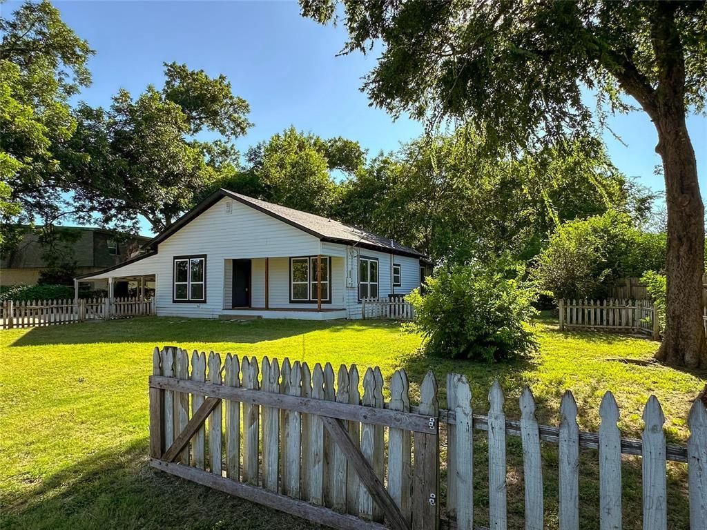 403 N Gaither Street, Glen Rose