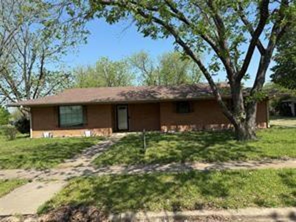 1412 Hillcrest Street, Ennis