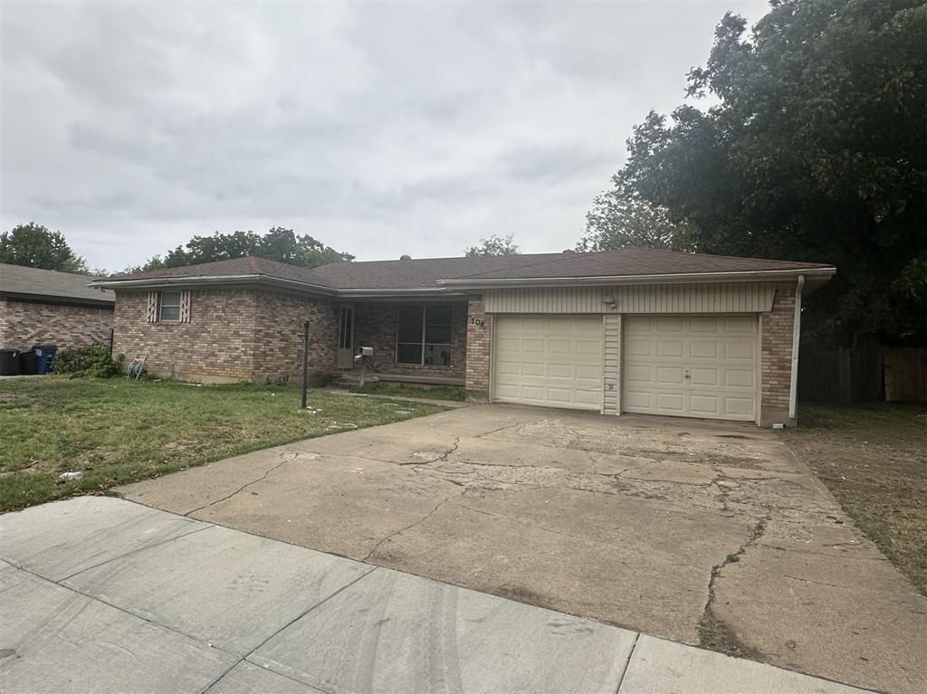 704 Clebud Drive, Euless