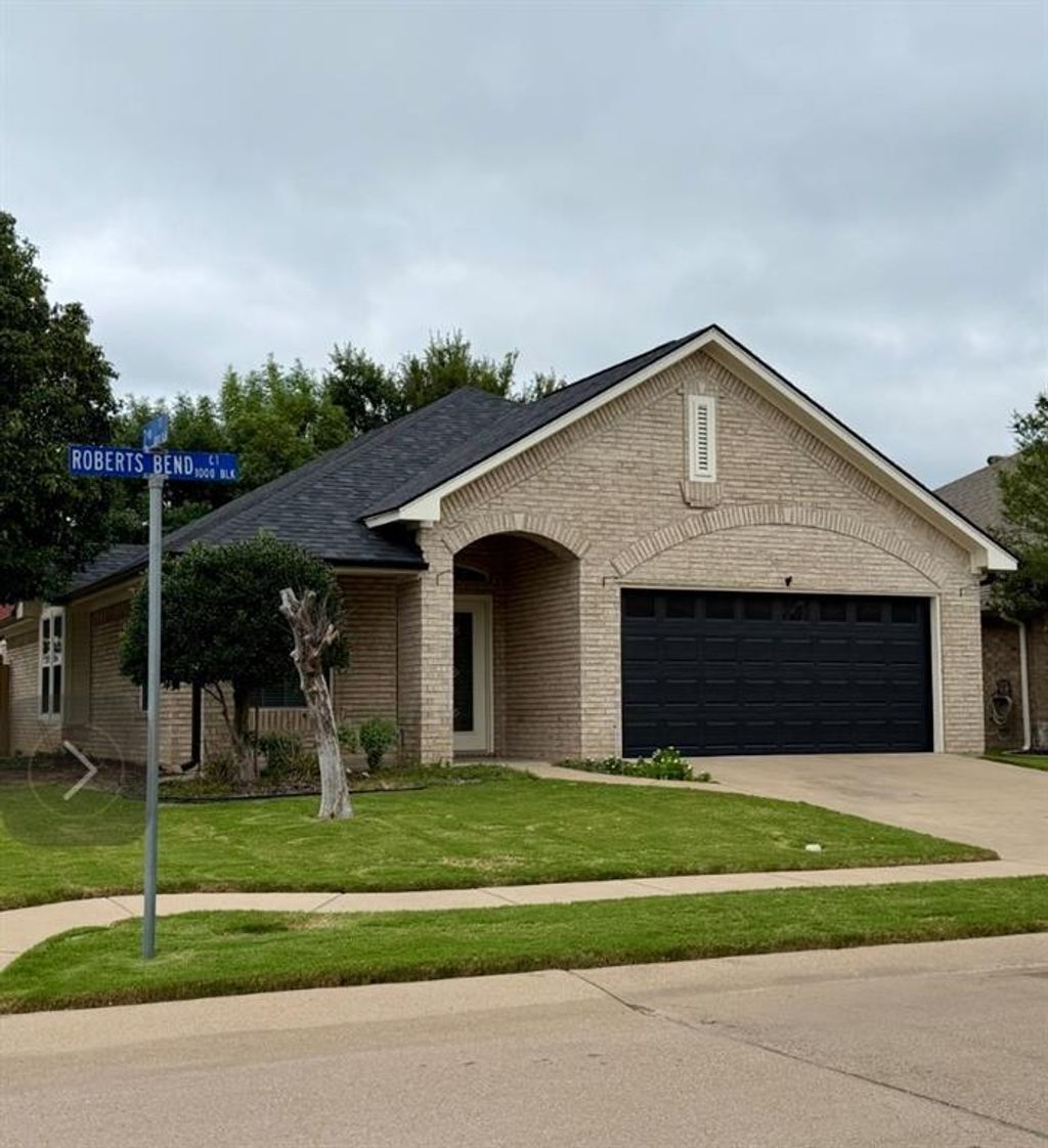 1001 Roberts Bend, Granbury