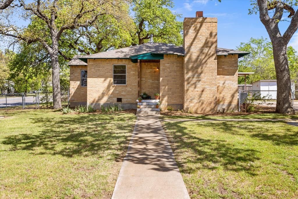 201 E 3rd Street, Weatherford