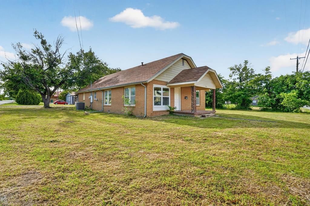 320 & 316 N 2nd Street, Jacksboro
