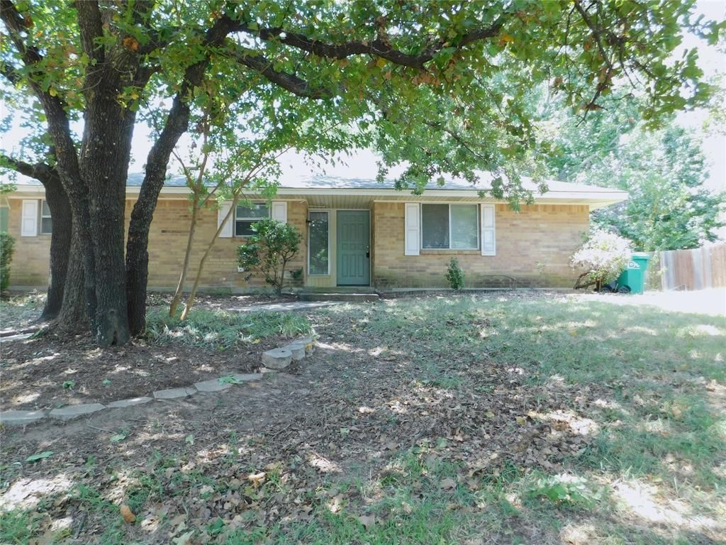 2204 Canterbury Court, Denton