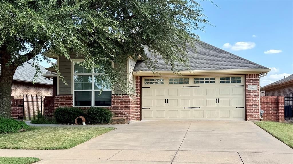 202 Captains Court, Granbury