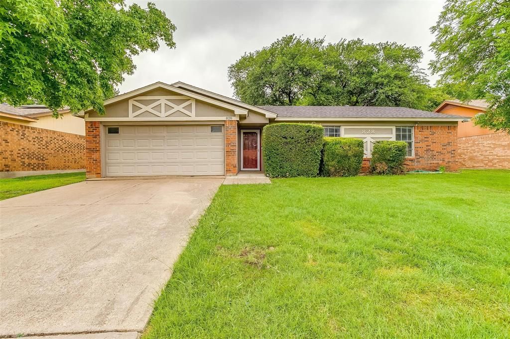 828 Lynne Lane, Burleson