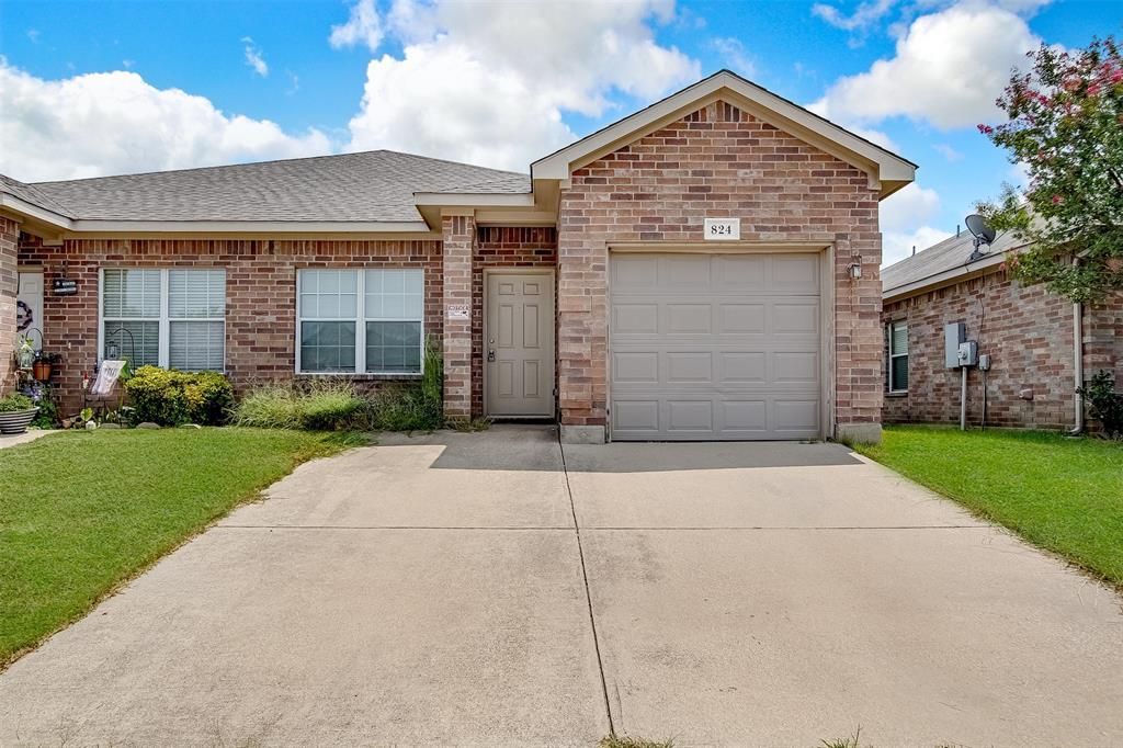 824 Walnut Street, Burleson