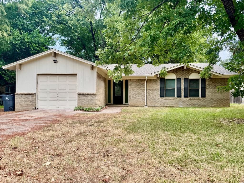 2207 Clover Park Drive, Arlington