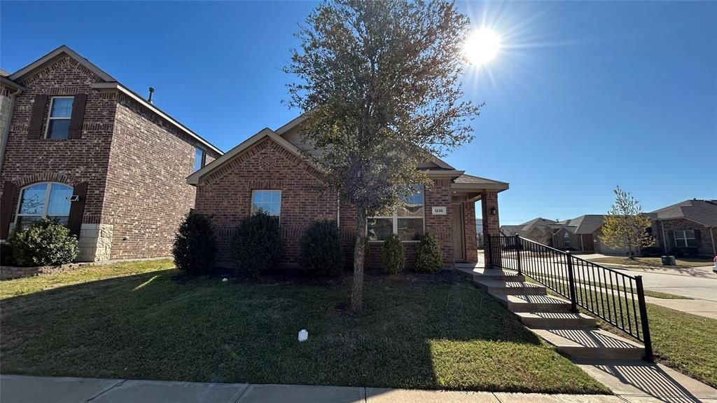 1235 Acmite Avenue, Cross Roads