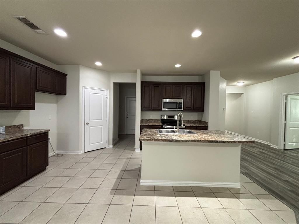 352 Emerald Creek Drive, Fort Worth