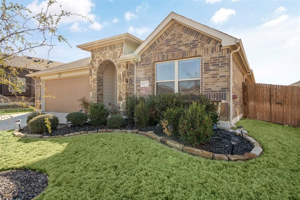 817 Cloverwood Drive, Fort Worth
