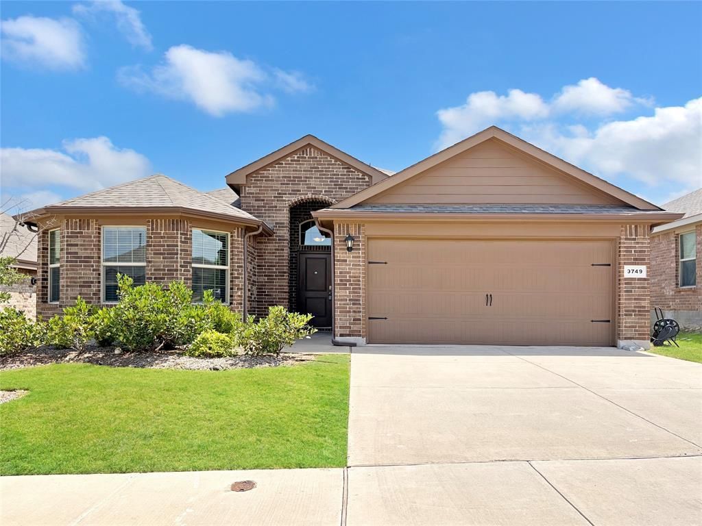9749 Walnut Cove Drive, Fort Worth