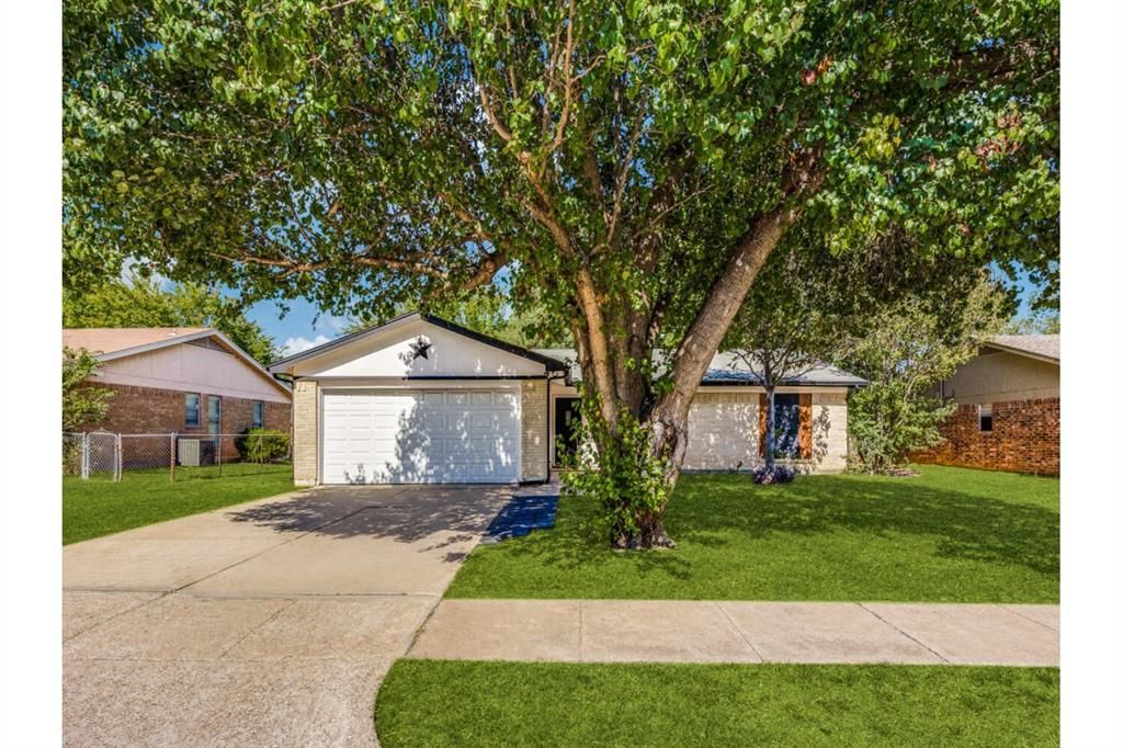 600 Ann Lois Lane, Burleson
