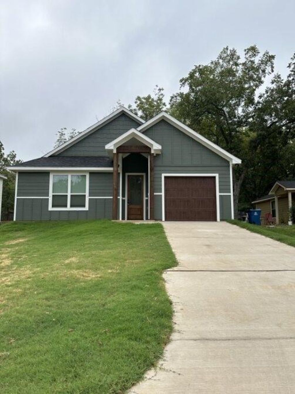 914 W Baker Street, Denison