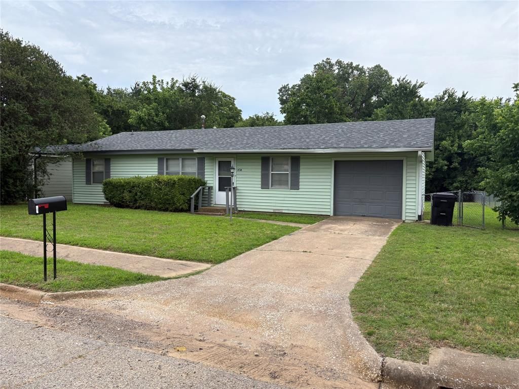 404 W Heron Street, Denison