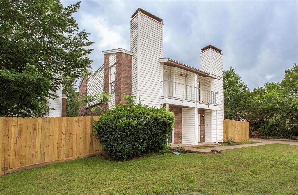 6828 Brentwood Stair Road, Fort Worth