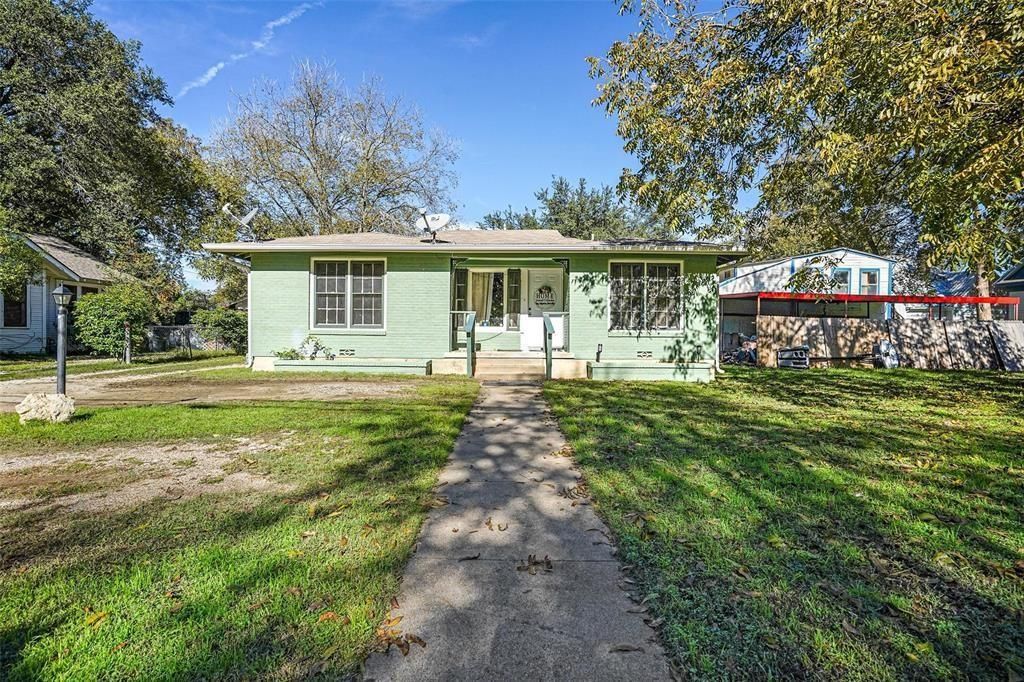 210 W Willingham Street B, Cleburne