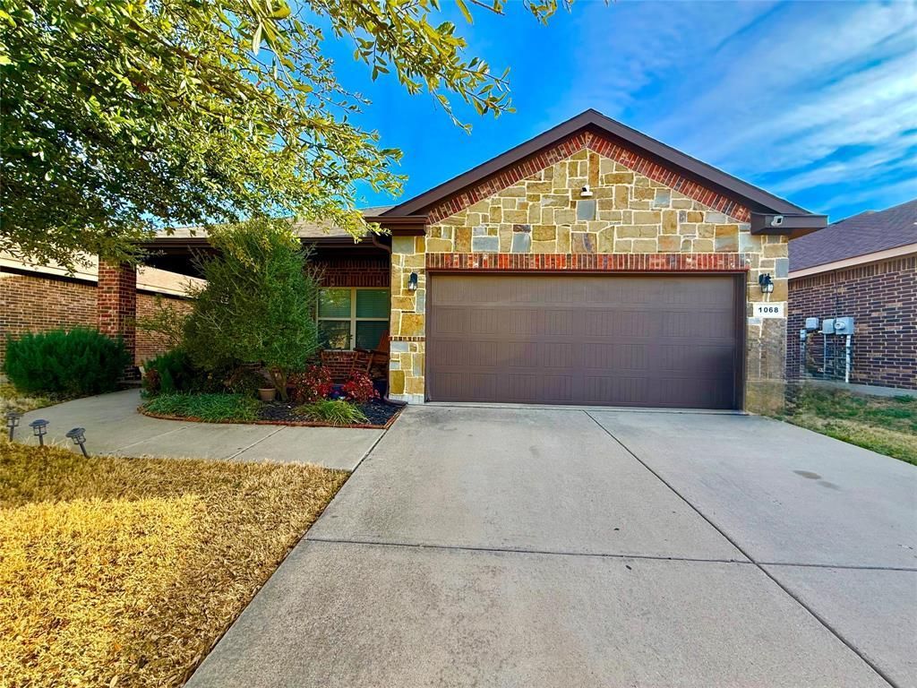 1068 Meadow Scape Drive, Fort Worth