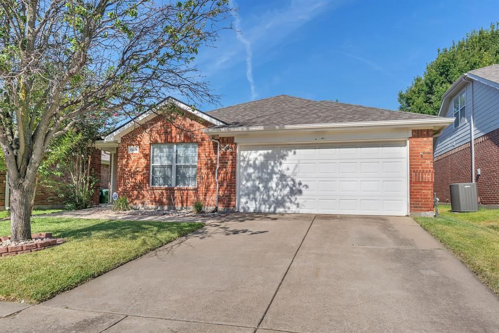 11829 Gold Creek Drive E, Fort Worth