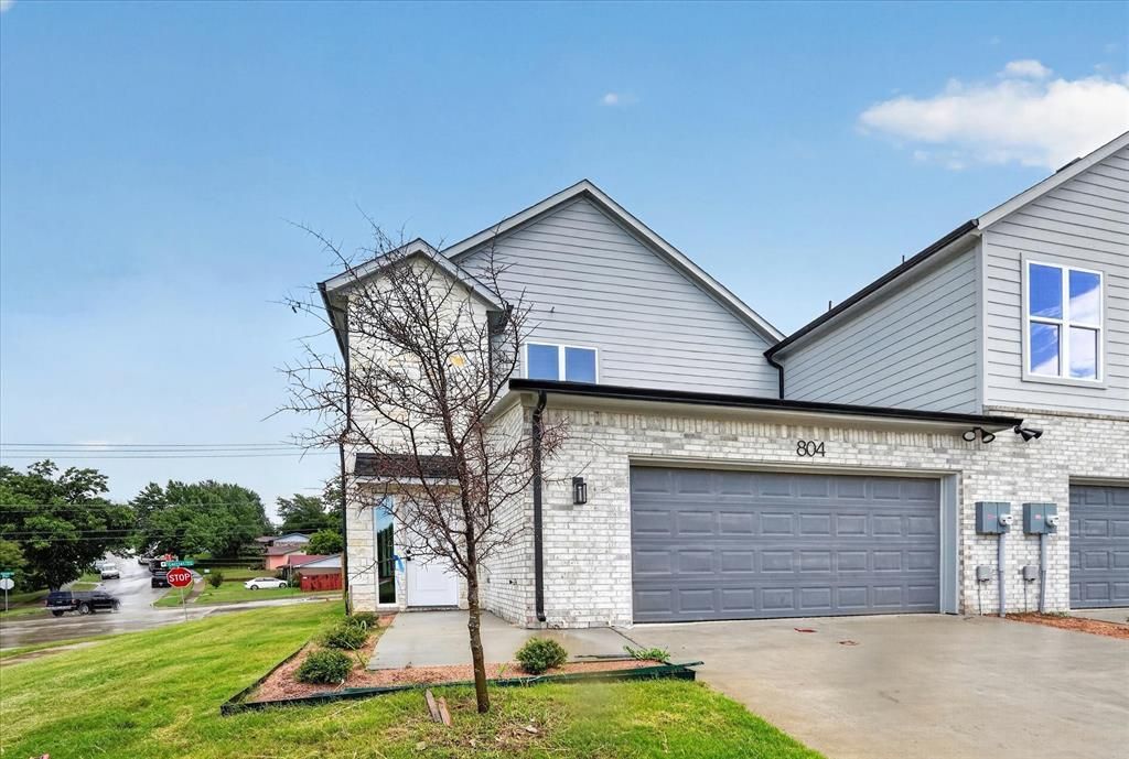 806 Premier, Grand Prairie
