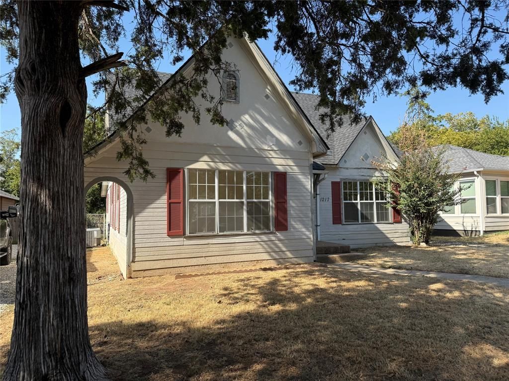 1217 W Walker Street, Denison