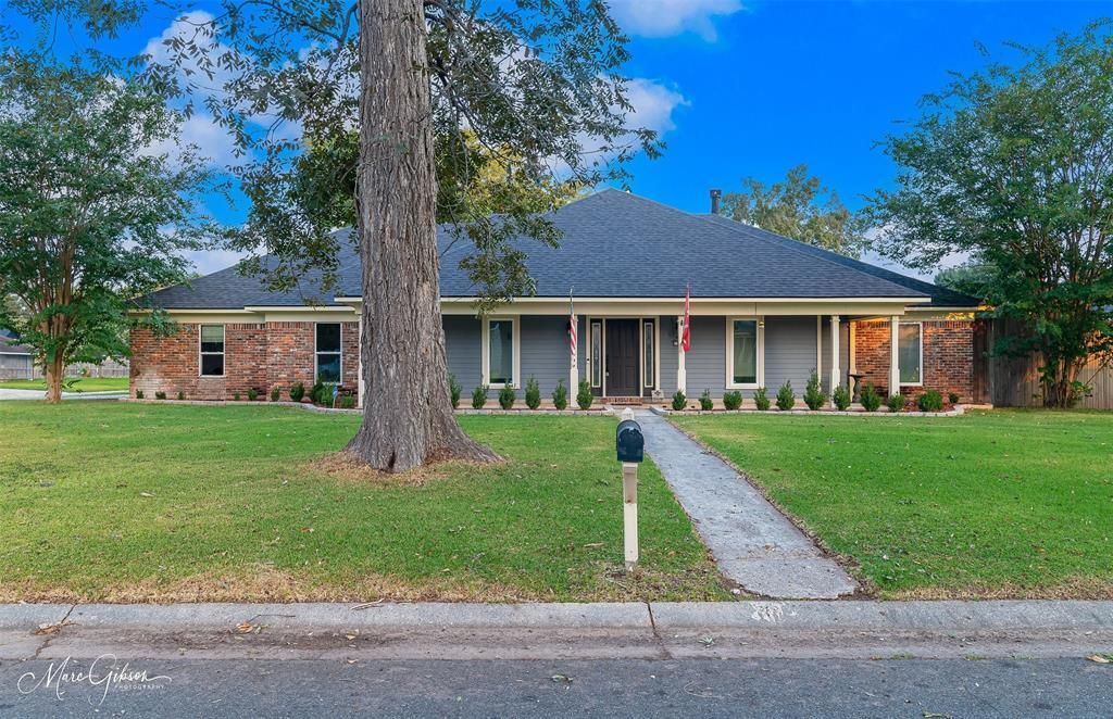 2201 Surrey Lane, Bossier City
