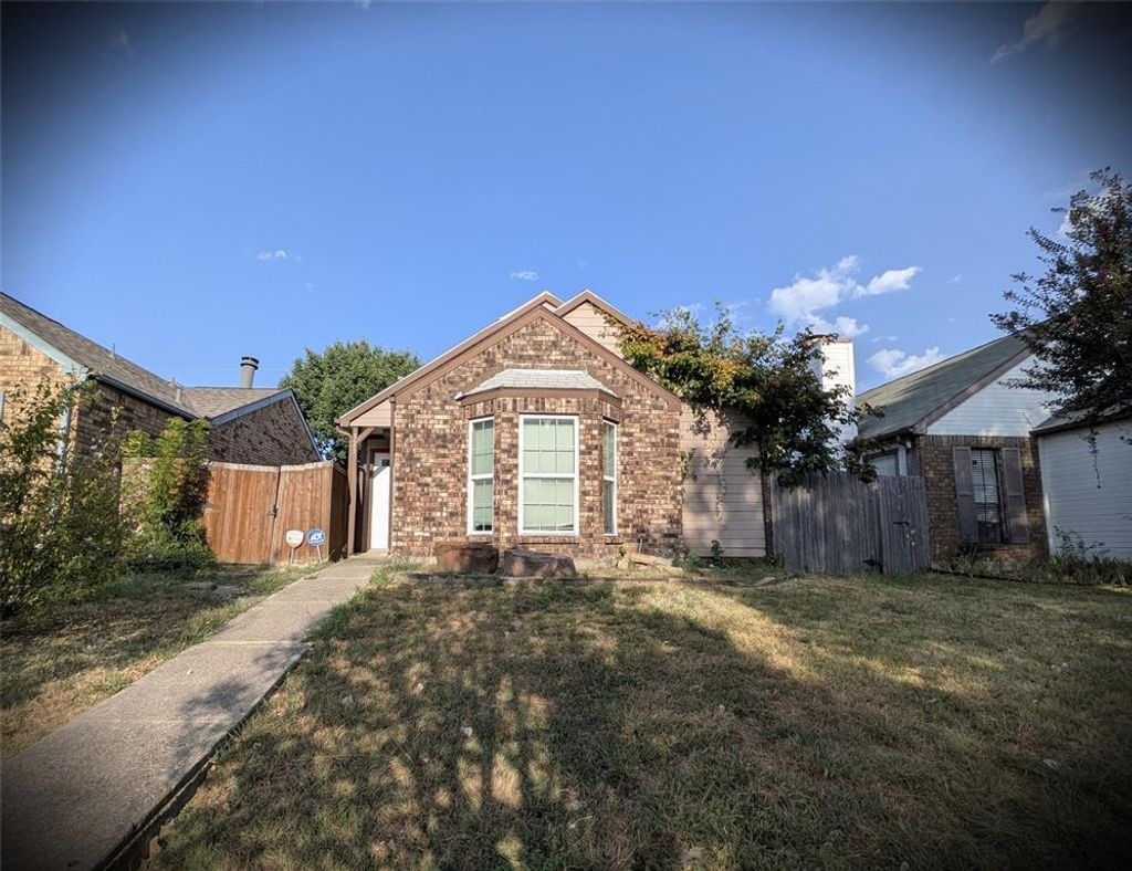 323 Teakwood Lane, Lewisville
