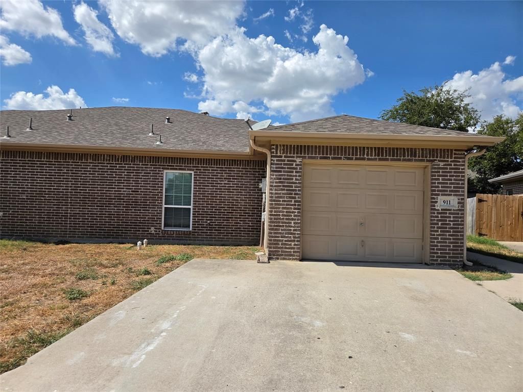 911 Lake Drive, Grand Prairie