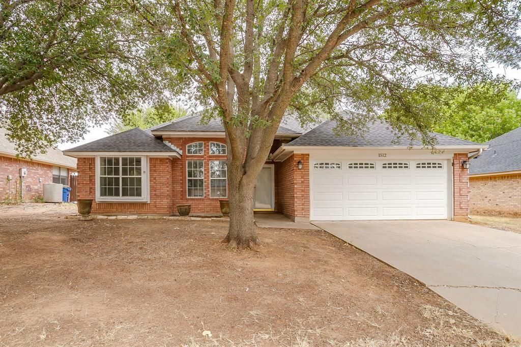 1512 Clover Lane, Granbury