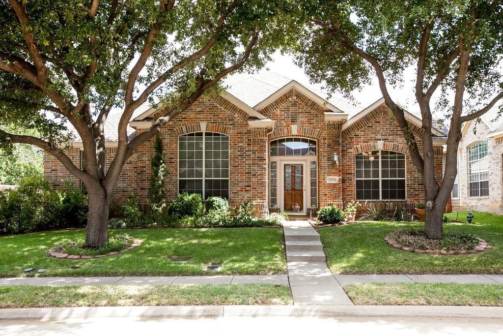 2221 Briary Trace Court, Lewisville
