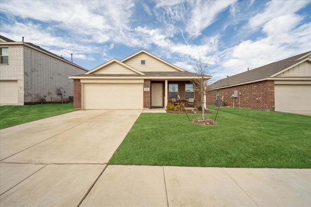 1005 Crestview Drive, Hutchins
